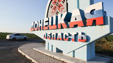 Zeichen auf der Autobahn zwischen Mariupol und Berdjansk. 