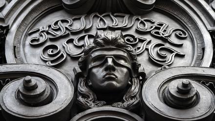 Eine Figur der blinden Justitia ist an der Fassade eines Kriminalgerichts zu sehen.