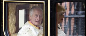 König Charles III. und Königingemahlin Camilla fahren in der Kutsche zur Krönungskirche Westminster Abbey.
