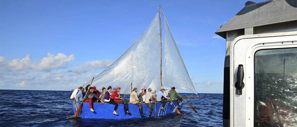 Aus Seenot gerettete Geflüchtete aus Kuba sitzen auf ihrem Boot im September 2022 (Archivbild). 