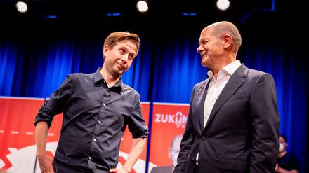 SPD-Generalsekretär Kevin Kühnert und Kanzler Olaf Scholz (rechts) wollen die SPD auf Reformkurs halten.  