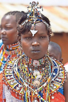 So wird eine Braut bei den Massai in Kenia geschmückt