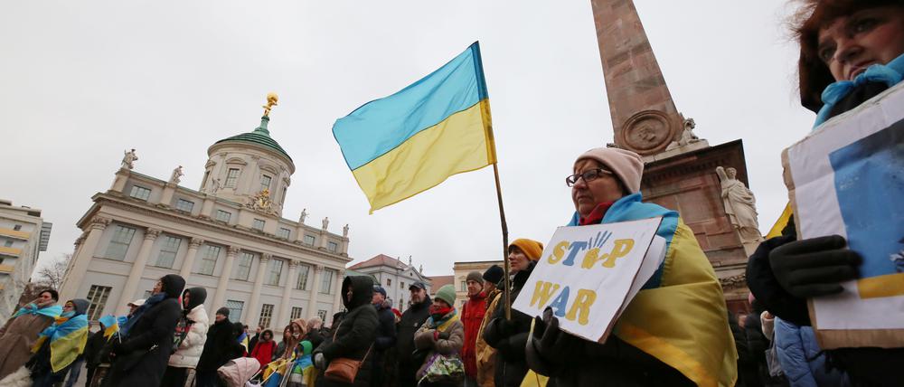 Kundgebung 1 Jahr Krieg in der Ukraine Etwa 120 Teilnehmer bei der Veranstaltung auf dem Alten Markt in Potsdam. Verschiedene ukrainische Gruppen haben aufgerufen.