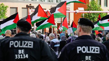 Polizisten stehen auf dem Potsdamer Platz nahe einer Kundgebung gegen Israel. Israel hatte in der Nacht zum Montag eine der größten Militäroperationen im Westjordanland und dem Flüchtlingslager Dschenin seit Jahrzehnten begonnen.