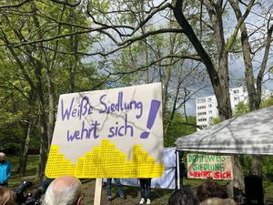 Kundgebung in der Weißen Siedlung, Neukölln, am 20. April 2023