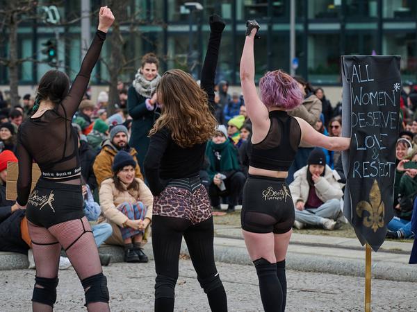 Bei der Kundgebung unter dem Motto „Feministisch, solidarisch, gewerkschaftlich“ in Berlin gab es auch eine Performance der Frauentanzschule „Booty Therapy Germany Twerk“.