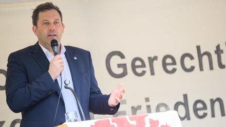 Lars Klingbeil, SPD-Bundesvorsitzender, spricht auf der 1.-Mai-Kundgebung des Deutschen Gewerkschaftsbunds (DGB) in der Region Hannover. Die Veranstaltungen des Deutschen Gewerkschaftsbundes zum Tag der Arbeit standen in diesem Jahr unter dem Motto «Ungebrochen solidarisch».