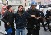 Türkische Polizisten während einer Demonstration von Kurden in Istanbul am Wochenende.