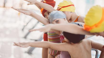 Intensiv-Ferien-Schwimmkurse ermöglichen Kindern, ihr Bronzeabzeichen zu bekommen. 