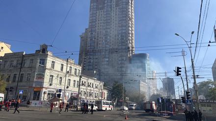Nach den Explosionen in Kiew befinden sich noch immer Menschen unter den Trümmern.