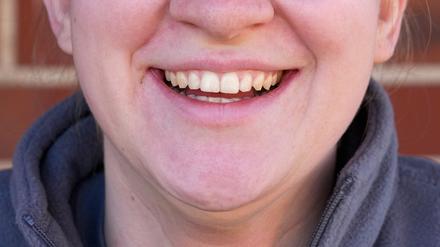 Die Anspannung von Gesichtsmuskeln, wie sie für ein Lächeln üblich ist, macht Menschen laut einer Studie ein wenig glücklicher.