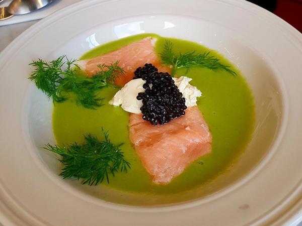 Dem confierten Lachs in einer milden Kartoffel-Lauch-Velouté verleiht der großzügige Klecks Kaviar einen salzigen Akzent. 