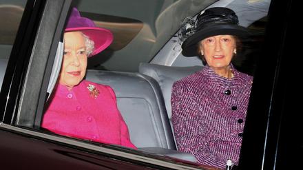 Die britische Königin Elizabeth II. (l) und ihre damalige Hofdame Lady Susan Hussey.