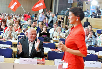 Oskar Lafontaine beklatscht Sahra Wagenknecht nach ihrer Rede auf dem Linken-Bundesparteitag im Juni in Dresden