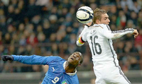 Duell mit dem Angstgegner: Deutschlands Kapitän Philipp Lahm (rechts) gegen Italiens Stürmer Mario Balotelli.
