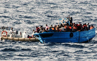 Ein Flüchtlingsboot, das von der Küstenwache aufgegriffen wird, am 2. Juli 2013.