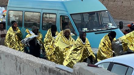 Auf Lampedusa angekommene Flüchtlinge tragen Schutzfolien.