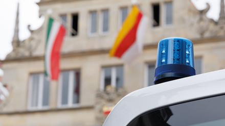 Das Blaulicht von einem Polizeifahrzeug ist während eines Treffens der Länder-Finanzminister vor dem historischen Rathaus von Münster zu sehen. 