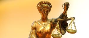 Eine goldfarbene Justitia-Figur steht am 29.12.2011 im Landesarbeitsgericht Berlin-Brandenburg.
