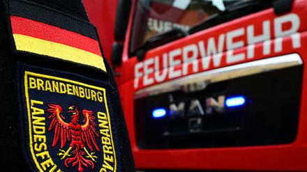 Ein Abzeichen ·Landesfeuerwehrverband Brandenburg· ist am Ärmel eines Feuerwehrmannes zu sehen