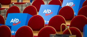 Pappaufsteller mit dem Logo der AfD liegen vor Beginn des Landesparteitags der AfD Brandenburg auf den Stühlen in der Wiesenhalle.