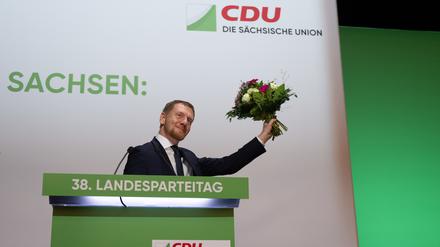 Michael Kretschmer (CDU), Ministerpräsident von Sachsen und Vorsitzender der sächsischen Union, freut sich auf dem Landesparteitag der CDU in Chemnitz über seine Wiederwahl zum Parteivorsitzenden.