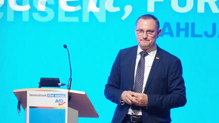 Tino Chrupalla, Bundesvorsitzender der AfD, steht beim Landesparteitag der sächsischen AfD auf der Bühne. 
