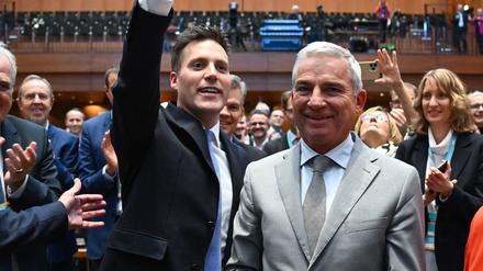 Manuel Hagel (links) ist der neue Landesvorsitzende der CDU Baden-Württemberg und folgt auf Thomas Strobl (rechts).