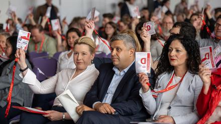 Franziska Giffey (l-r), Raed Saleh, beide Landesvorsitzende der SPD Berlin, und Cansel Kiziltepe, Senatorin für Arbeit in Berlin, halten beim Landesparteitag Berliner SPD ihre Stimmkarten hoch. 