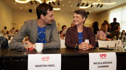 Martin Hikel (SPD), Neuköllns Bezirksbürgermeister, und Nicola Böcker-Giannini (SPD), Ex-Staatssekretärin, kommen zum Landesparteitag der SPD Berlin. Beide haben die Mitgliederbefragung um den Parteivorstand gewonnen. Ihre Wahl soll im Rahmen des Parteitags bestätigt werden.