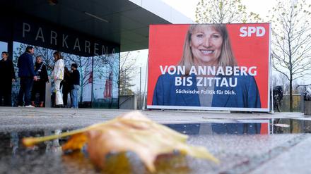 Auf einem Plakat ist Petra Köpping (SPD), Sozialministerin des Landes Sachsen und Spitzenkandidatin für die Landtagswahl 2024, zu sehen. 