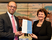 Landesrechnungshofpräsident Christoph Weiser überreicht am 05.12.2016 in Potsdam den Jahresbericht 2016 an Landtagspräsidentin Britta Stark (SPD).