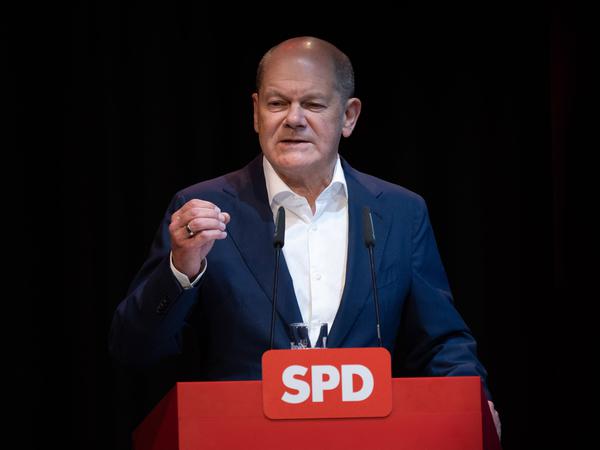 Bundeskanzler Olaf Scholz (SPD) spricht während der Landesvertreterversammlung der SPD. 