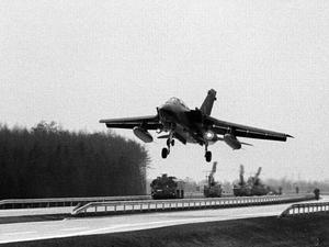 Landeübung mit einem Tornado der Luftwaffe auf der A 29 bei Ahlhorn während der Nato-Übung „Operation Highway 84“ im März 1984.
