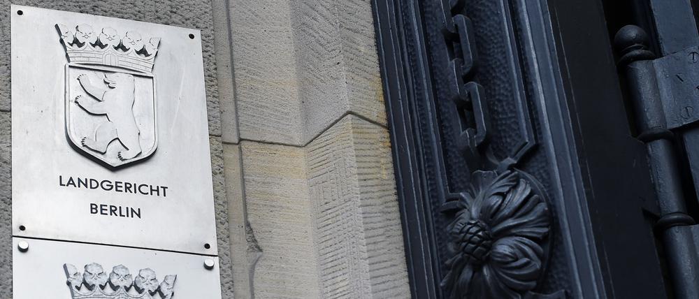 ARCHIV - 17.01.2020, Berlin: Schilder an der Fassade des Kriminalgerichts Moabit weisen die Staatsanwaltschaft Berlin und das Landgericht Berlin aus. 