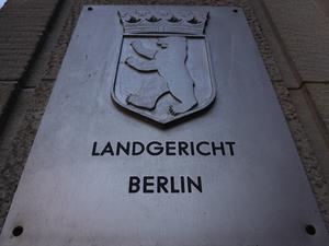 Der Eingang des Landgerichts Berlin mit dem Schriftzug des Gerichts und dem Berliner Wappen.