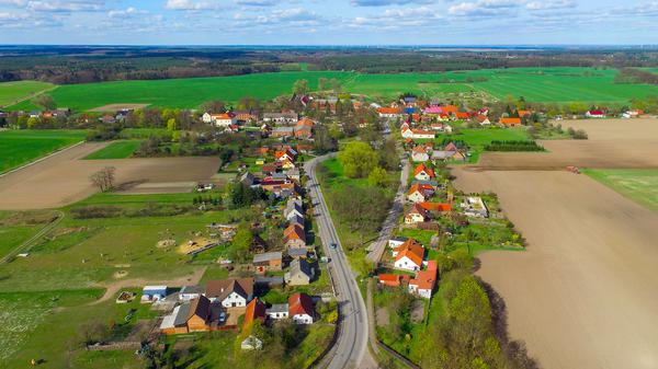 Das Luftbild einer Drohne zeigt den kleinen Ort Sieversdorf im Landkreis Oder-Spree (Brandenburg) im Jahr 2017.