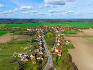 Das Luftbild einer Drohne zeigt den kleinen Ort Sieversdorf im Landkreis Oder-Spree (Brandenburg) im Jahr 2017.