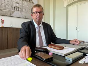 Landrat Werner Henning, CDU, schließt die Tür am Landratsamt im Eichsfeld auf. In wenigen Tagen geht er in den Ruhestand.