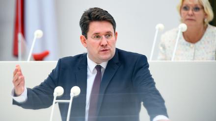 Péter Vida (BVB/Freie Wähler) am Rednerpult im brandenburgischen Landtag.