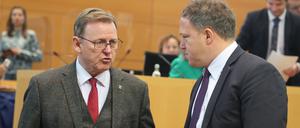 Bodo Ramelow (l), (Die Linke), Ministerpräsident von Thüringen und Mario Voigt (CDU), Fraktionsvorsitzender der CDU im Thüringer Landtag sprechen vor Beginn des Sonderplenum mit Beschluss des Landeshaushalts für 2023 im Plenarsaal des Landtages.
