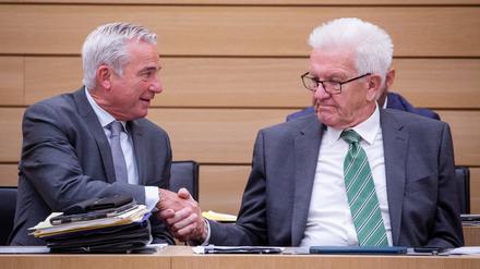 Thomas Strobl (l, CDU), Innenminister von Baden-Württemberg, begrüßt im Plenarsaal im Landtag von Baden-Württemberg, Winfried Kretschmann (Bündnis 90/Die Grünen), Ministerpräsident von Baden-Württemberg.