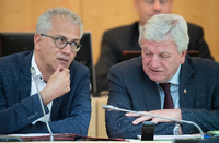 Schwarz-Grün in Hessen: Wirtschaftsminister Tarek Al-Wazir (Grüne) und Ministerpräsident Volker Bouffier (CDU)