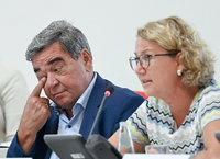 Im Hauptausschuss des Brandenburger Landtages: Hagen Brandstäter, geschäftsführender Intendant des RBB, und Dorette König, amtierende Verwaltungsratschefin des RBB.