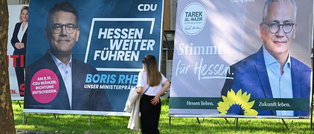 26.09.2023, Hessen: Wahlplakate der Spitzenkandidaten Tarek Al-Wazir (Bündnis 90/Die Grünen, r-l), Boris Rhein (CDU) und Nancy Faeser (SPD)