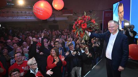 09.10.2022, Niedersachsen, Hannover: Stephan Weil (SPD), Ministerpräsident von Niedersachsen, steht bei der SPD-Wahlpüarty auf der Bühne und jubelt. Foto: Julian Stratenschulte/dpa +++ dpa-Bildfunk +++