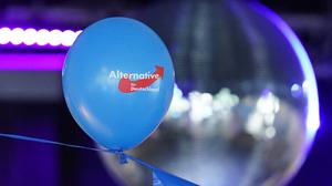 Ein Luftballon hängt an einem Band bei der Wahlparty der AfD zur Landtagswahl in Mecklenburg-Vorpommern.