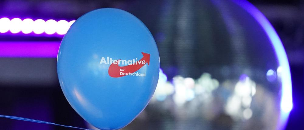 Ein Luftballon hängt an einem Band bei der Wahlparty der AfD zur Landtagswahl in Mecklenburg-Vorpommern.