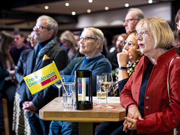 Parteimitglieder der FDP reagieren auf der Wahlparty der FDP enttäuscht auf die ersten Hochrechnungen. 