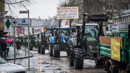 Mit einem Konvoi aus mehreren hundert Traktoren demonstrieren Landwirte und Landwirtinnen im Raum Siegen am Freitag gegen Einsparpläne der Ampelkoalition. 